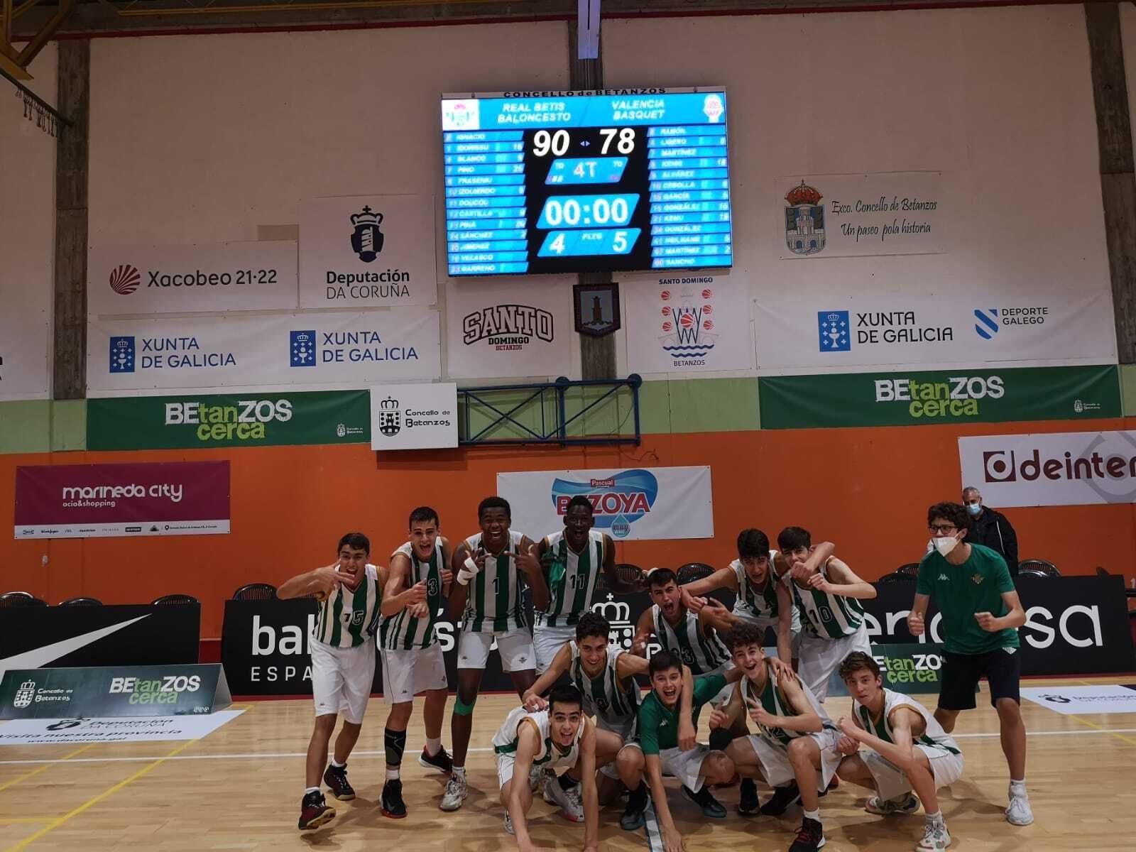 La plantilla del Betis, tras el triunfo ante el Valencia.