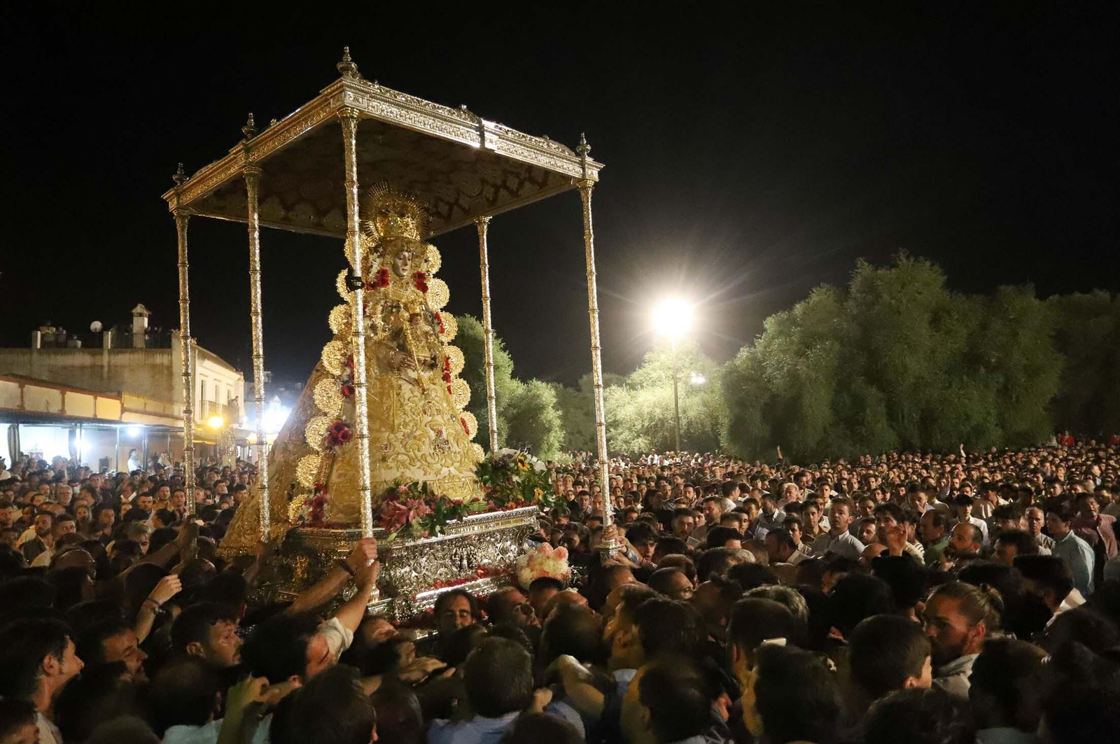 Un momento de la procesión de la Virgen del Rocío el pasado Lunes de Pentecostés.