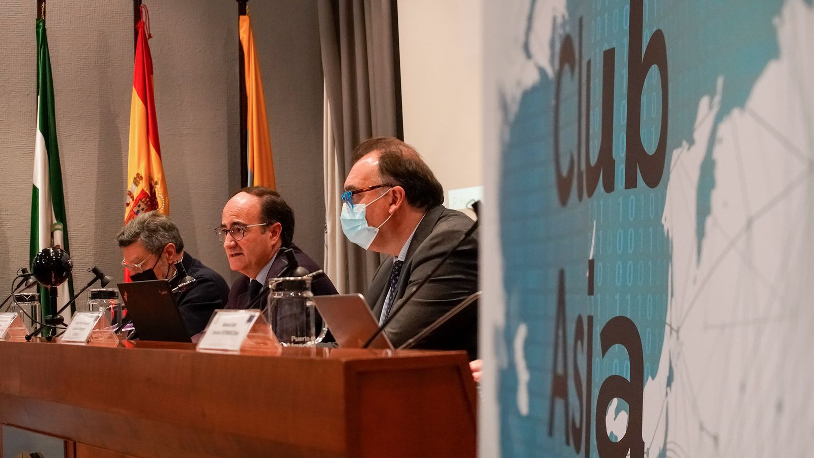 Gerardo Landaluce (centro) en la mesa presidencial del Club Asia.