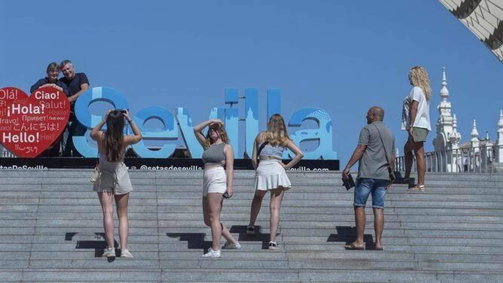 Turistas en las escaleras de las 'Setas' en Sevilla