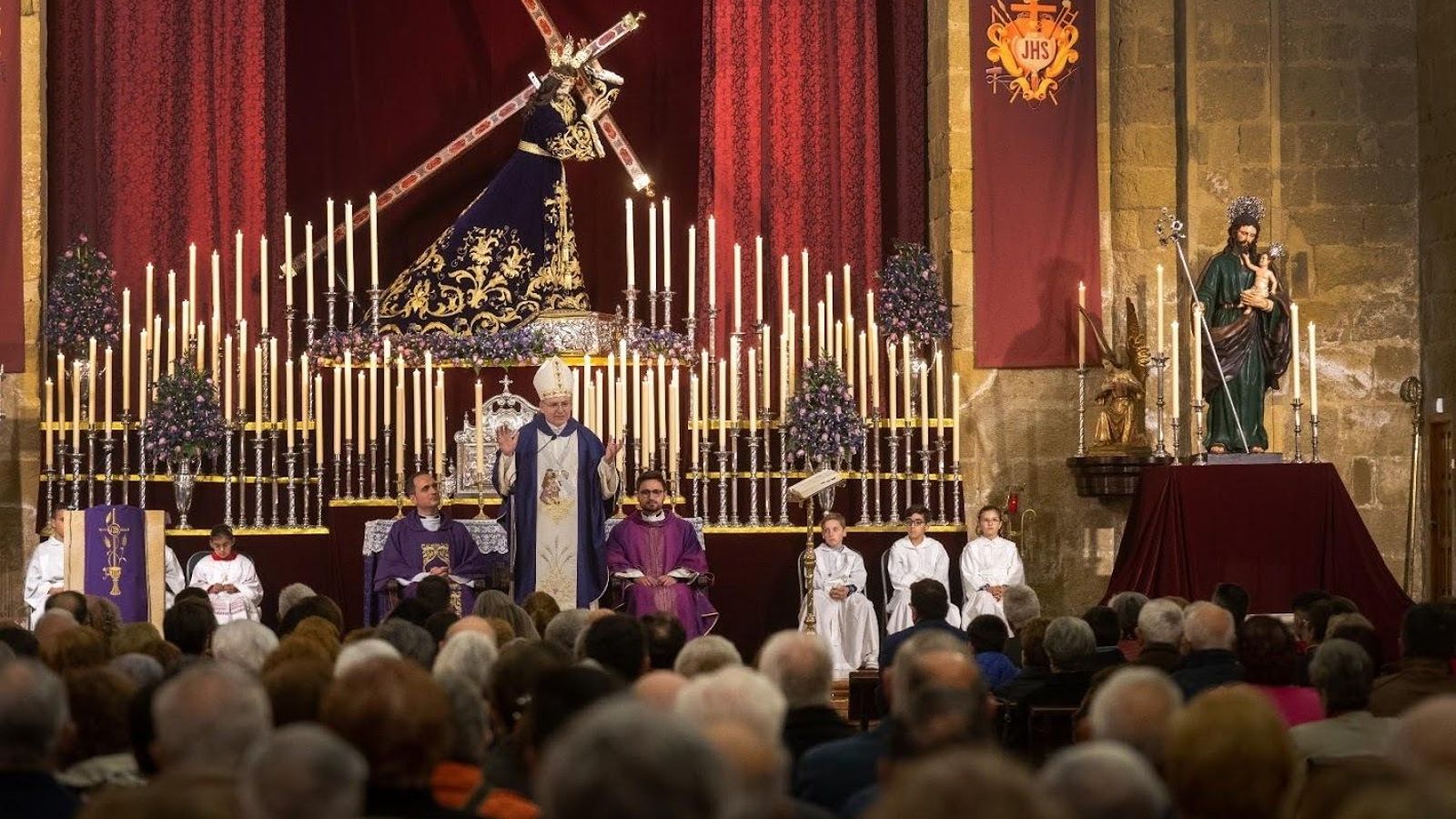 El Nazareno de Castillo en uno de sus cultos en presencia del obispo.