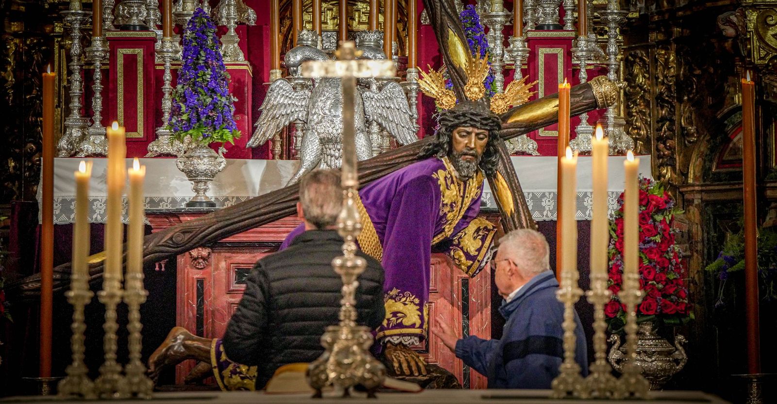 Imágenes del primer viernes de marzo de tradicionales besapiés y besamanos
