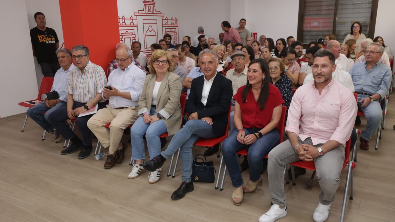 La sede del PSOE, momentos antes de iniciarse la asamblea.