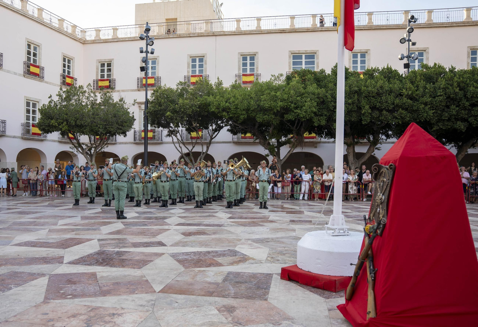 El Escudo de Oro de la ciudad de Almería a la Legión, en imágenes