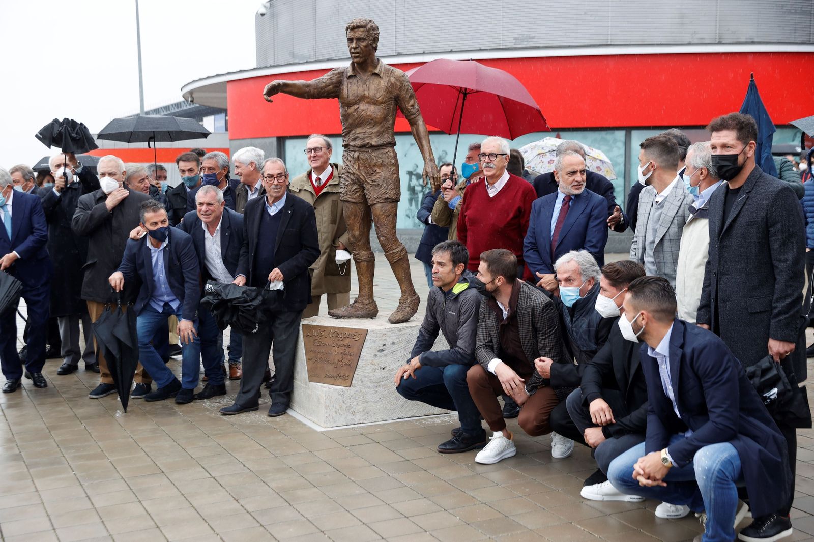Amigos y compañeros de Luis Aragonés participaron en el homenaje junto al Wanda Metropolitano.
