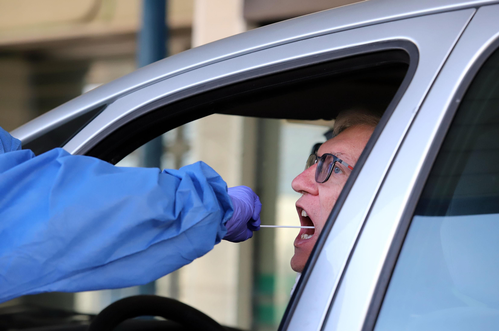 Imágenes de la realización de test de coronavirus en urgencias