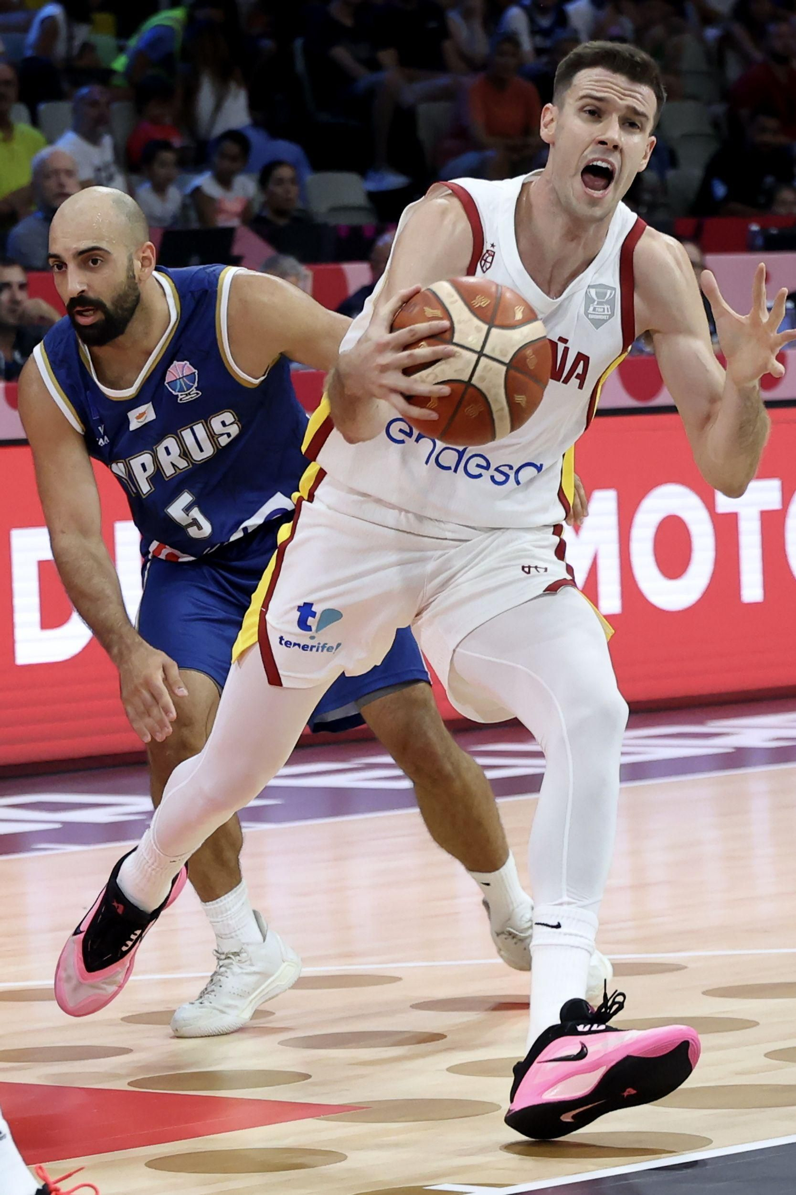 Mario Saint-Supery crece en el España-Chipre