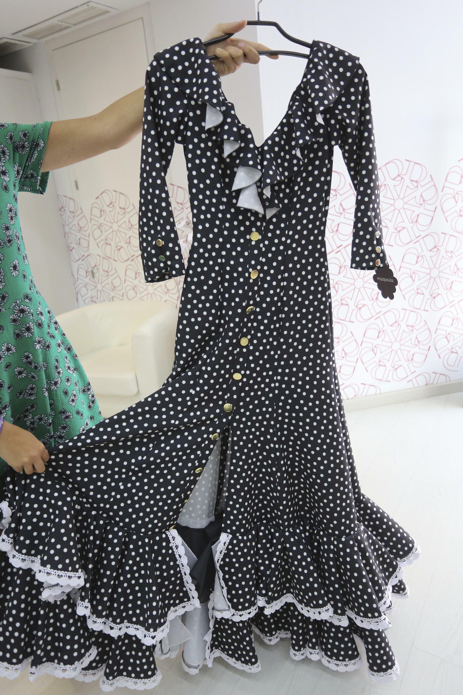 Vestido de flamenca con botonaduras frontales y lunar ‘mini’.