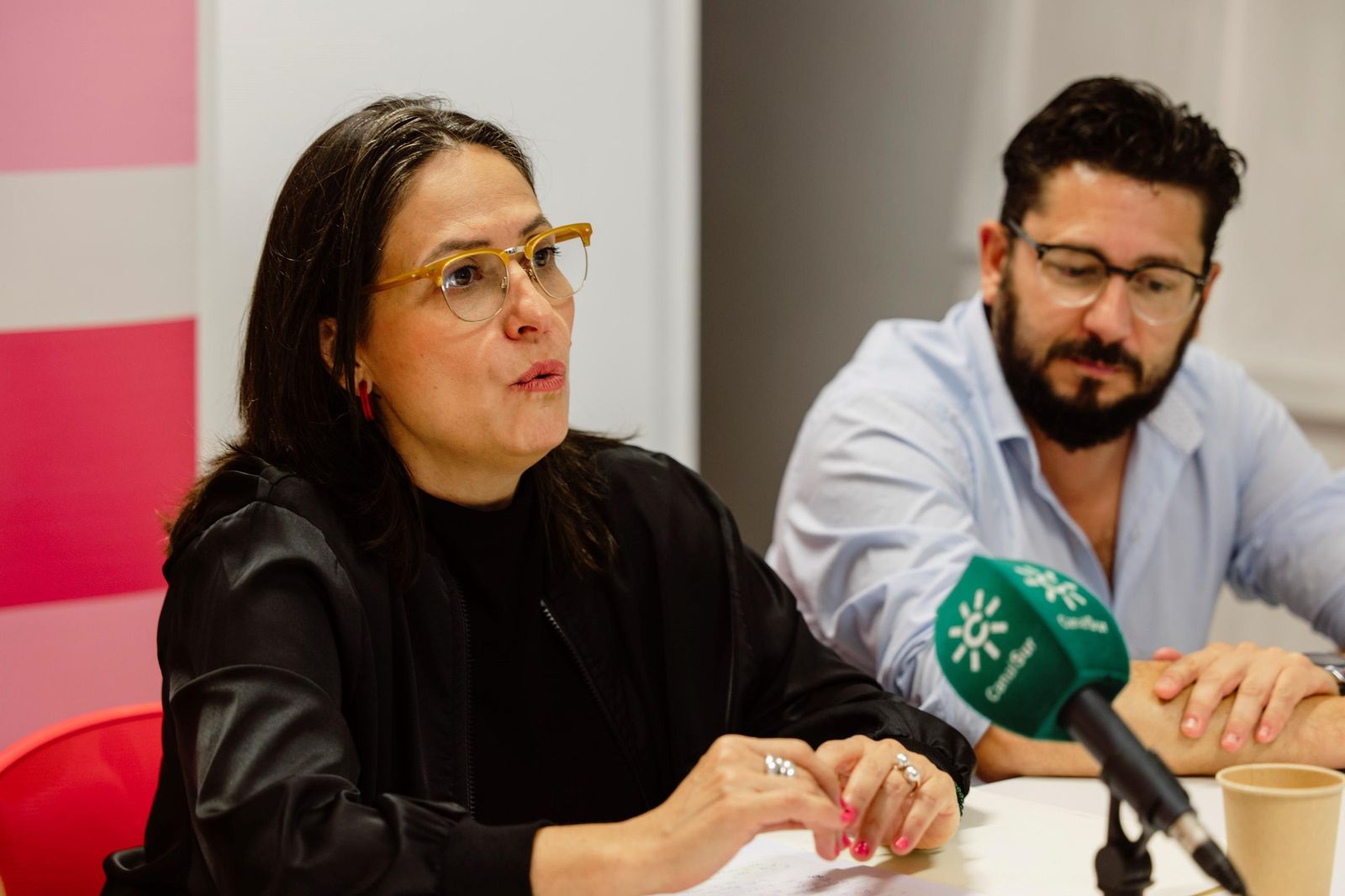 La diputada nacional de Sumar por Cádiz, Esther Gil de Reboleño, y el coordinador provincial de IU, Jorge Rodríguez.