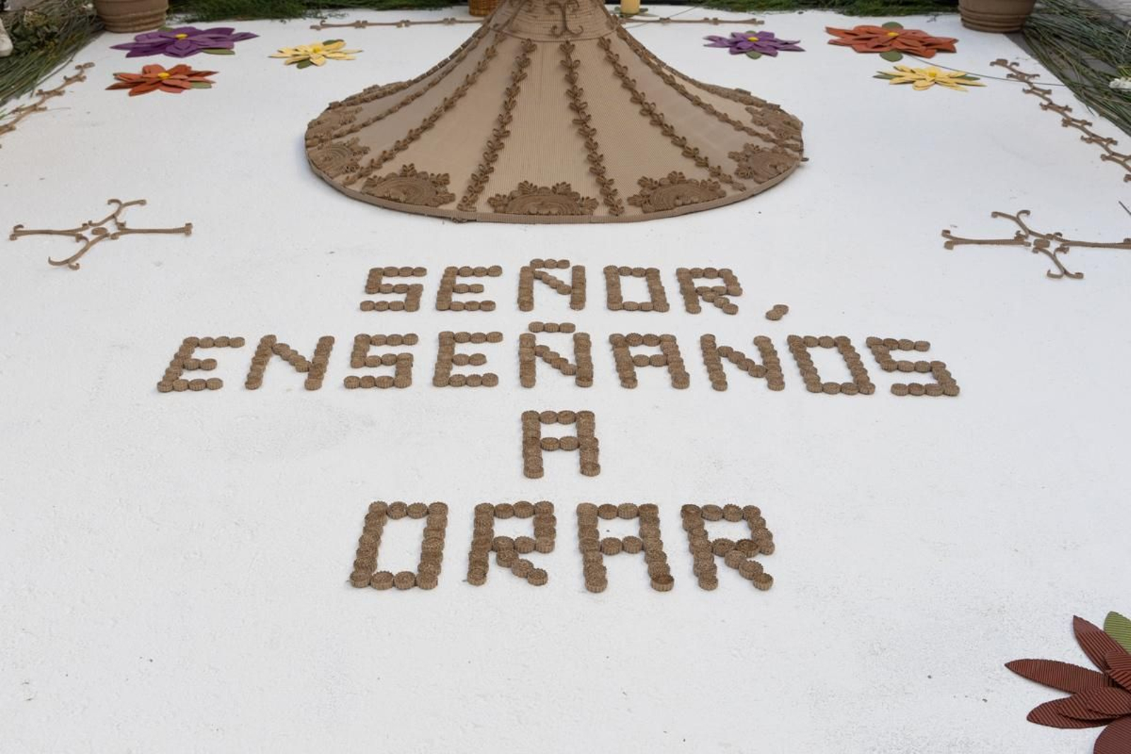 Los vecinos de Villardompardo exponen las obras de su Corpus un año más, en imágenes