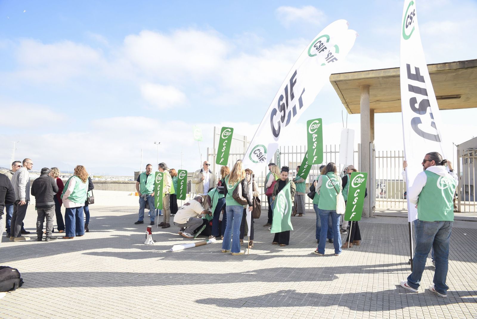 Las fotografías de la concentración de CSIF en La Línea por las mejoras laborales en la Agencia Pública de Puertos de Andalucía