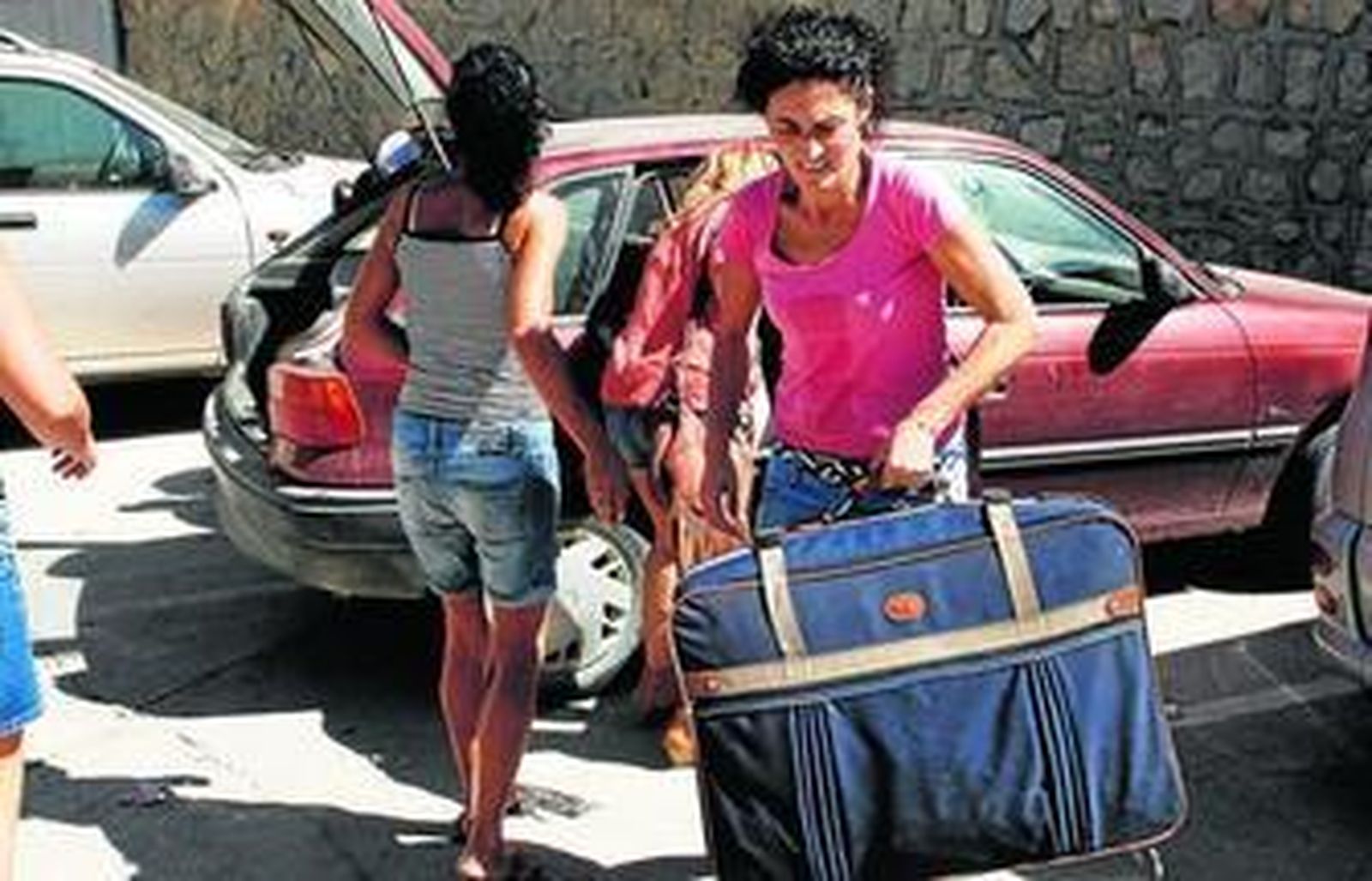 Imagen de archivo de vecinas de Alcalá del Valle haciendo las maletas para trabajar en la vendimia francesa.