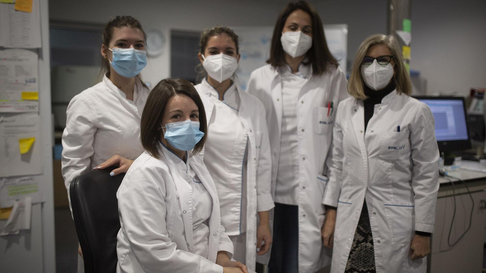 El equipo del laboratorio del Hospital Viamed Santa Ángela de la Cruz.