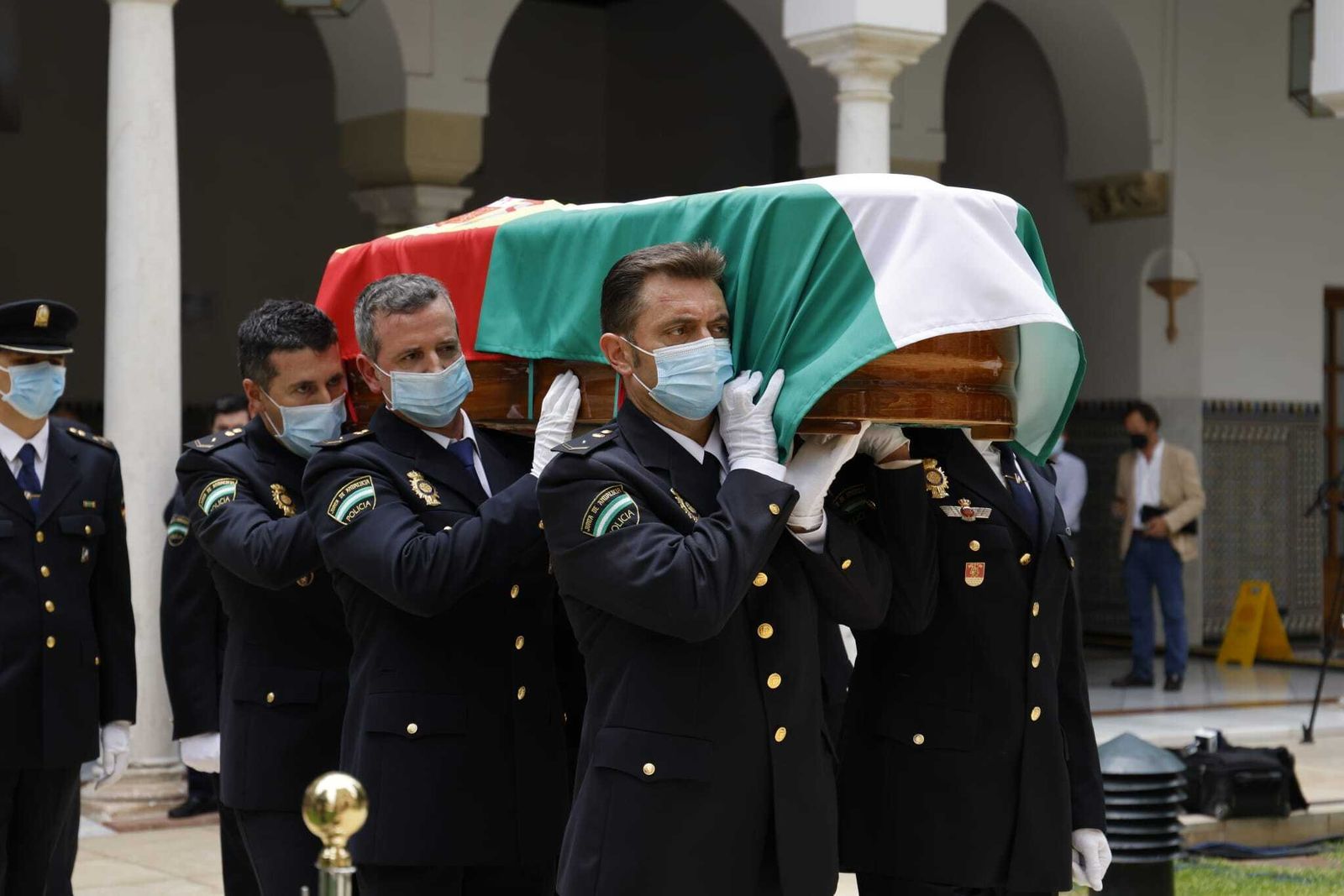 Seis policías llevan el féretro de Manuel Clavero.