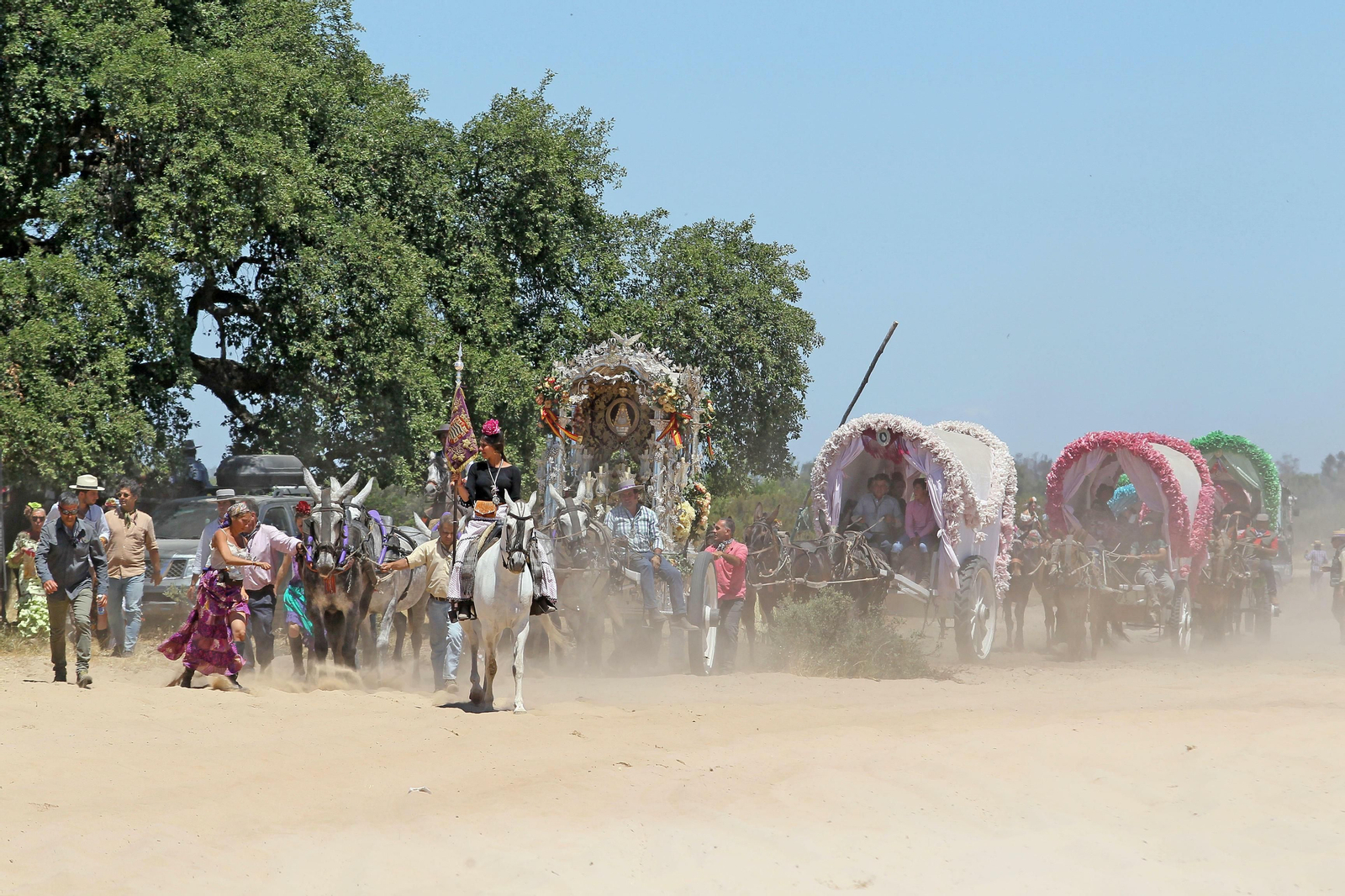 Paso de la carreta del Simpecado de Jerez por la entrada del coto. Paso de la carreta del Simpecado de Jerez por la entrada del coto.