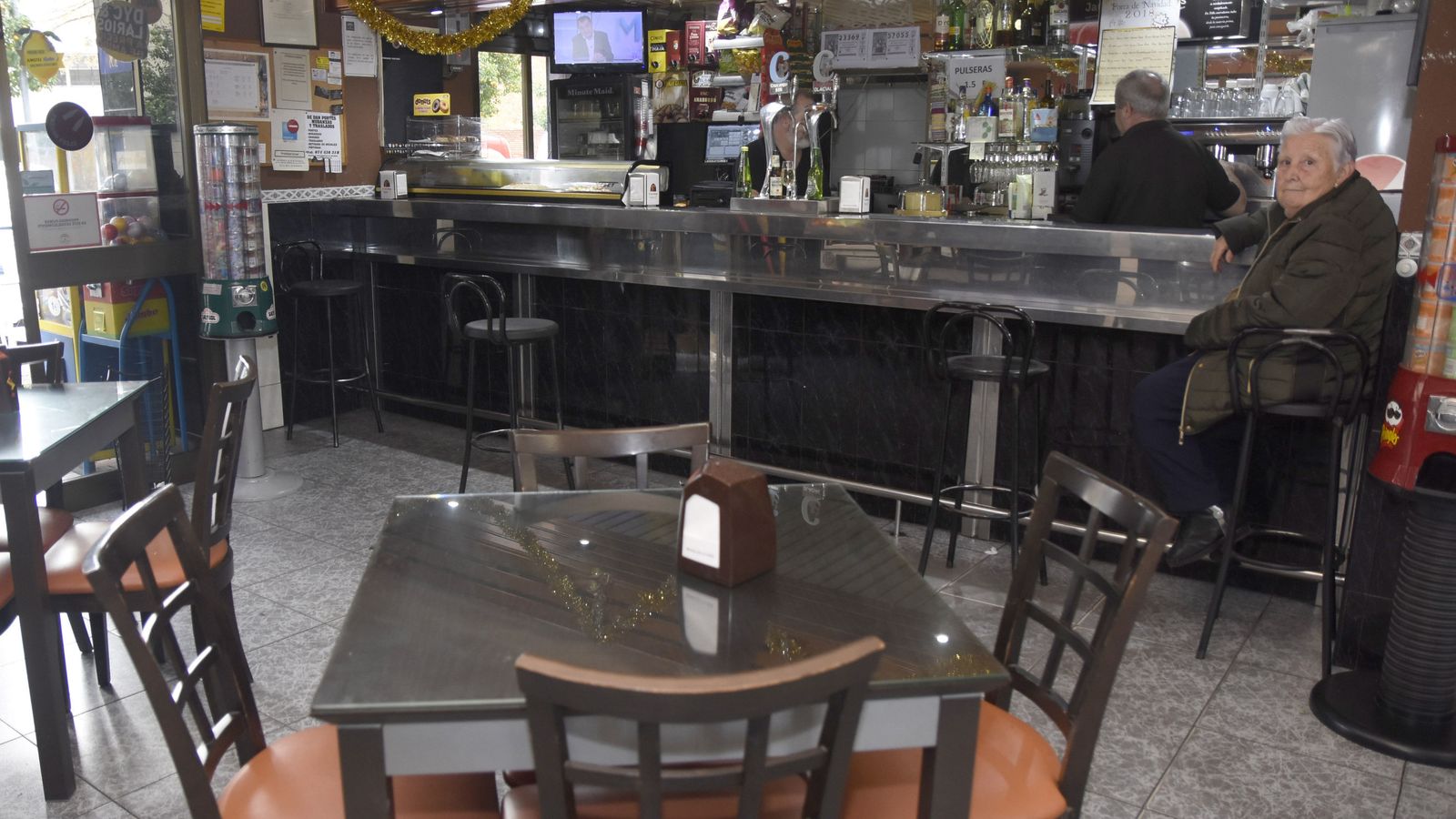 Imagen del salón interior de la Cafetería Edyca.