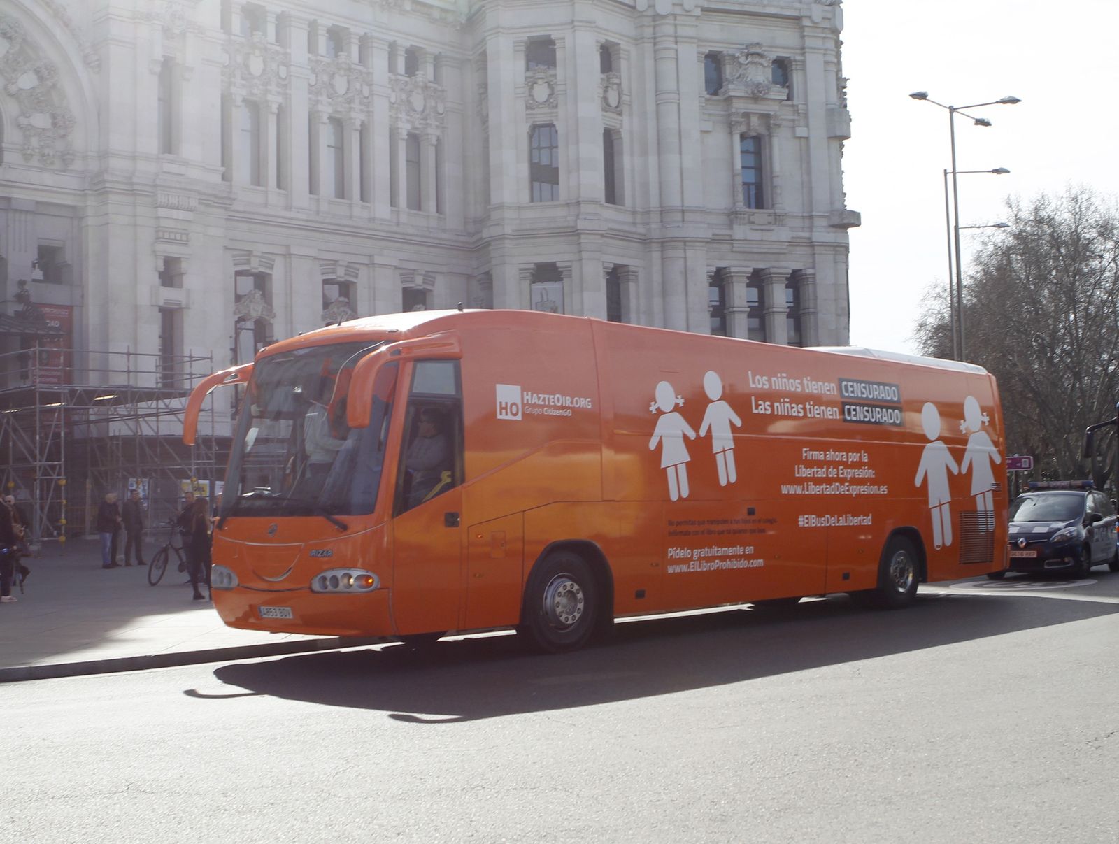 El nuevo autobús de HazteOir con los lemas "Los niños tienen CENSURADO. Las niñas tienen CENSURADO".