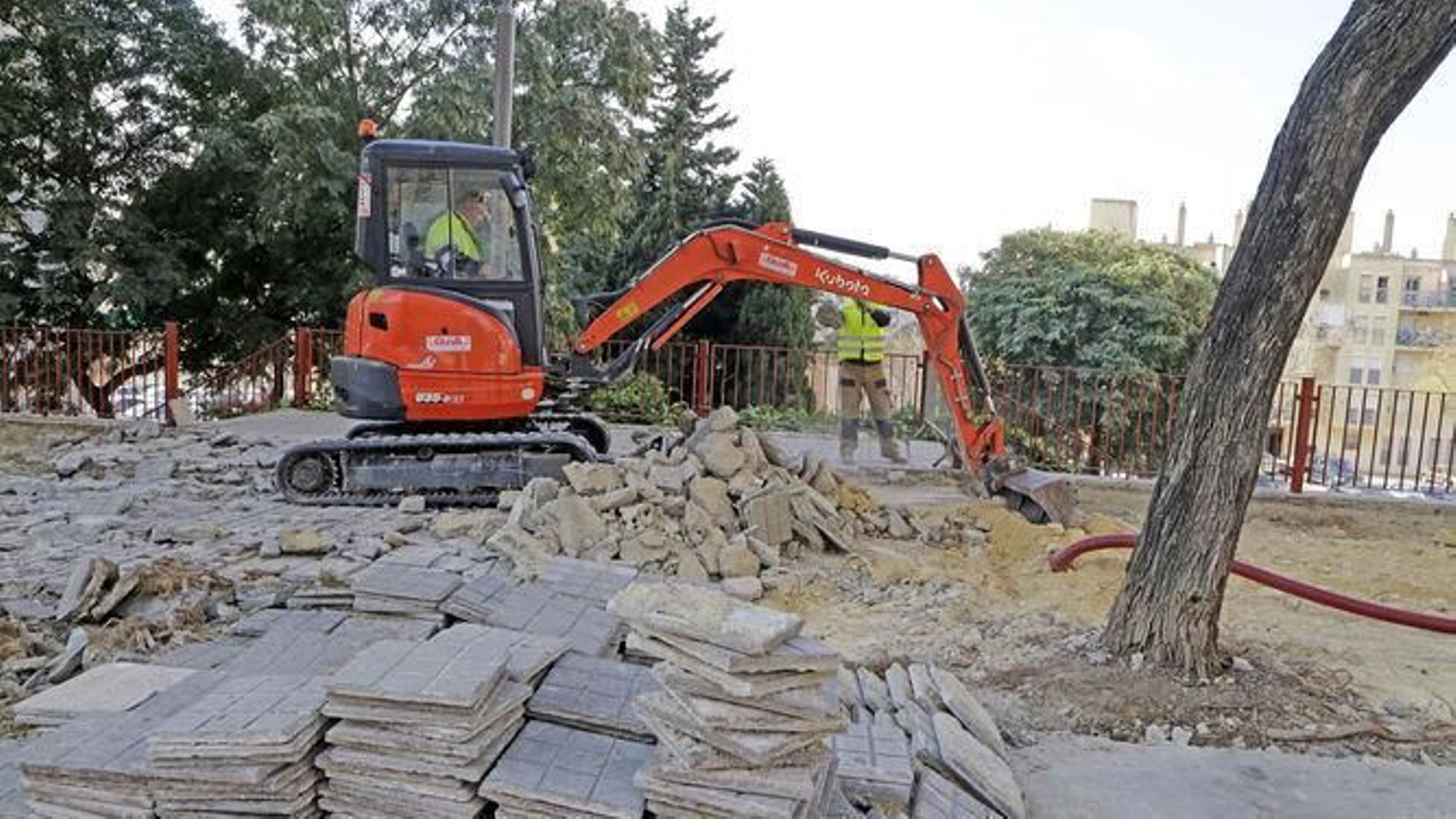 Operarios levantando el acerado en La Cartuja, el año pasado.