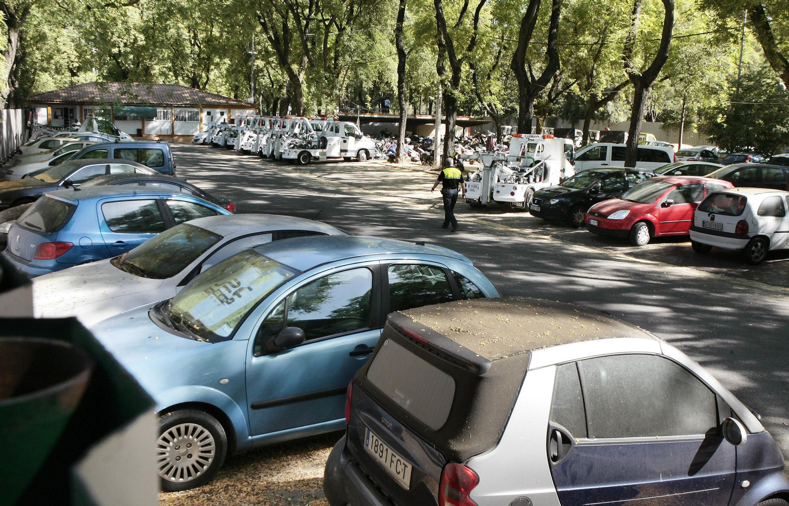 Varios vehículos en el depósito de la grúa enclavado en el Parque de los Príncipes.