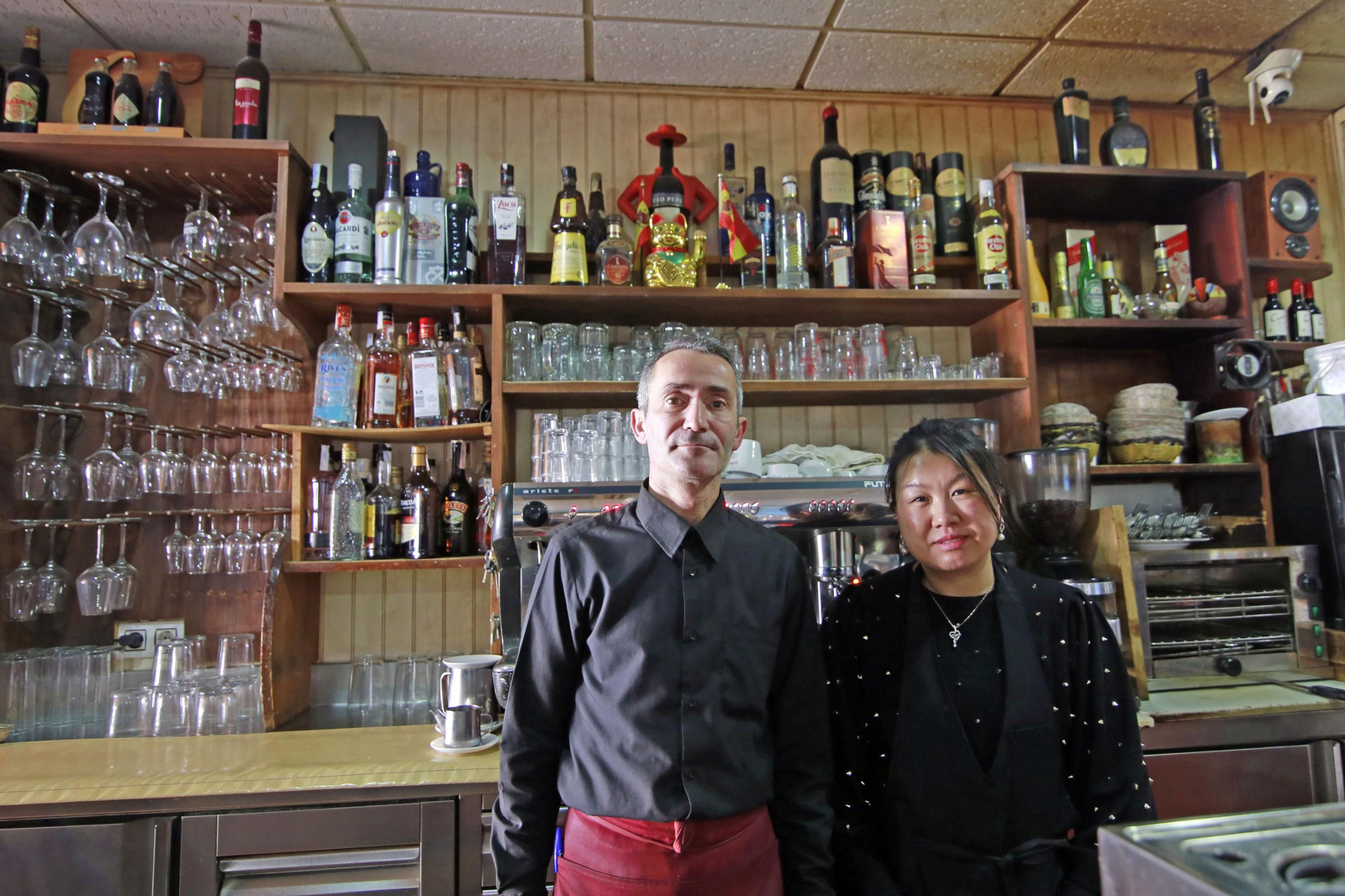 Cristóbal Campos, camarero del bar ‘Entre vinos y arte’, en la calle Corredera, junto a su jefa.