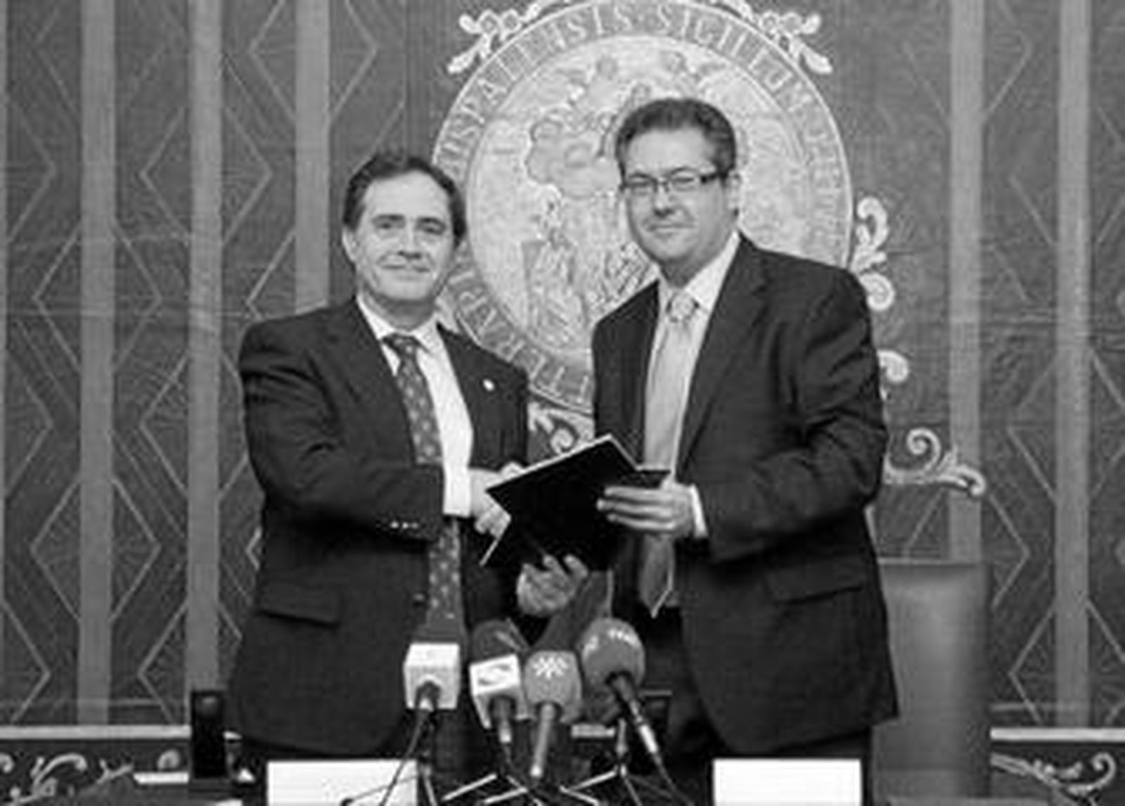 Espadas y Luque, ayer, en la firma del convenio.