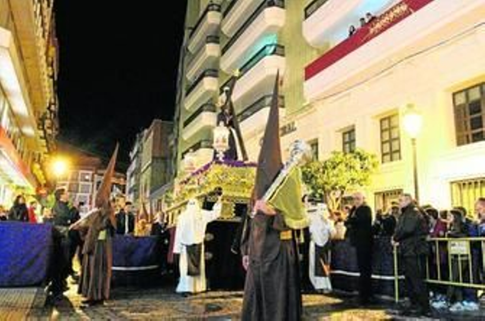 El paso de Nuestro Padre Jesús del Calvario avanza por Plus Ultra para llegar a la altura de la Iglesia de la Concepción.