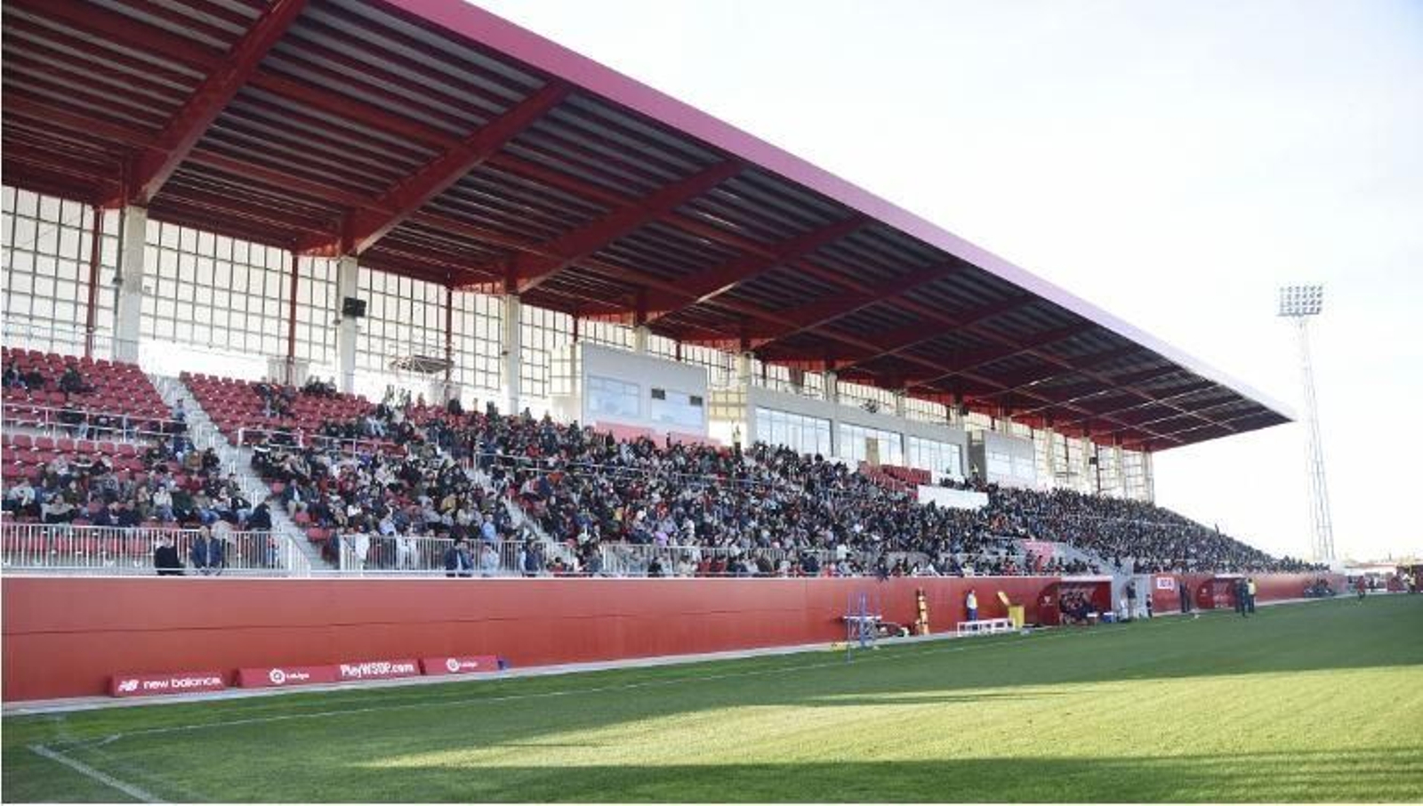 La grada principal del Jesús Navas, con público