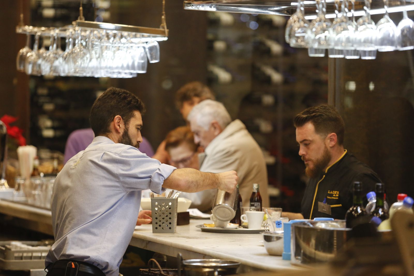 Dos camareros en un restaurante de la capital.