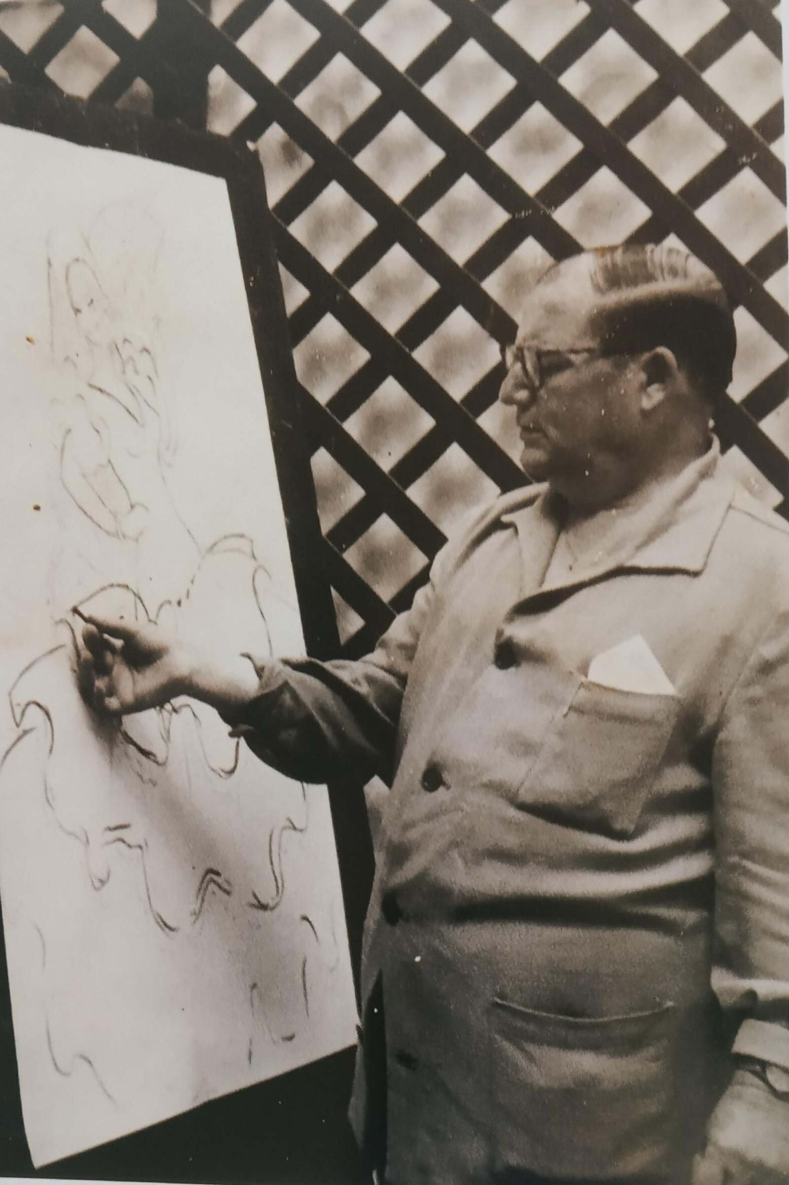 José Marín diseñando una muñeca.