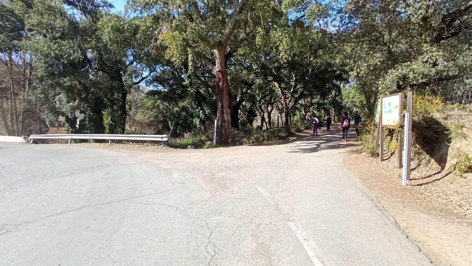 Al alcanzar la carretera tomaremos un camino que aparece a la derecha de la misma. Hay carteles que indican los detalles del camino