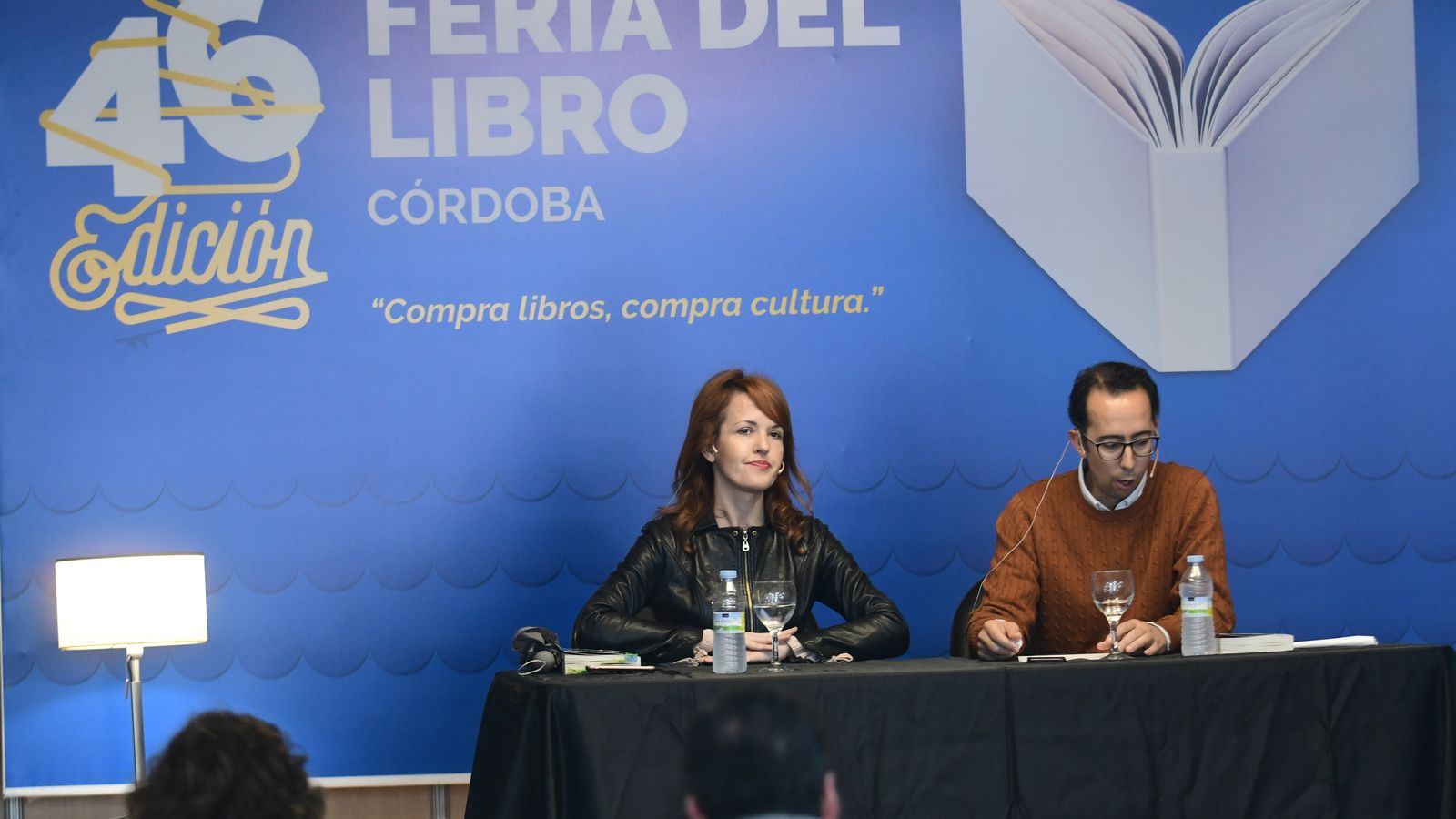 Vanessa Montfort, acompañada del periodista José María Martín.