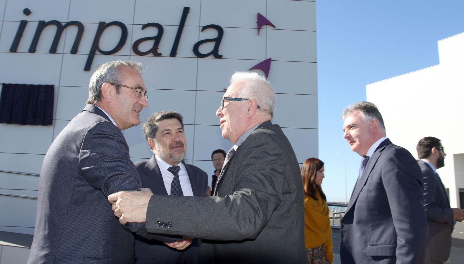 José Llorca saluda a Manuel Jiménez Barrios en presencia de Javier Barrero en la inauguración de la terminal de Impala en el Puerto de Huelva.
