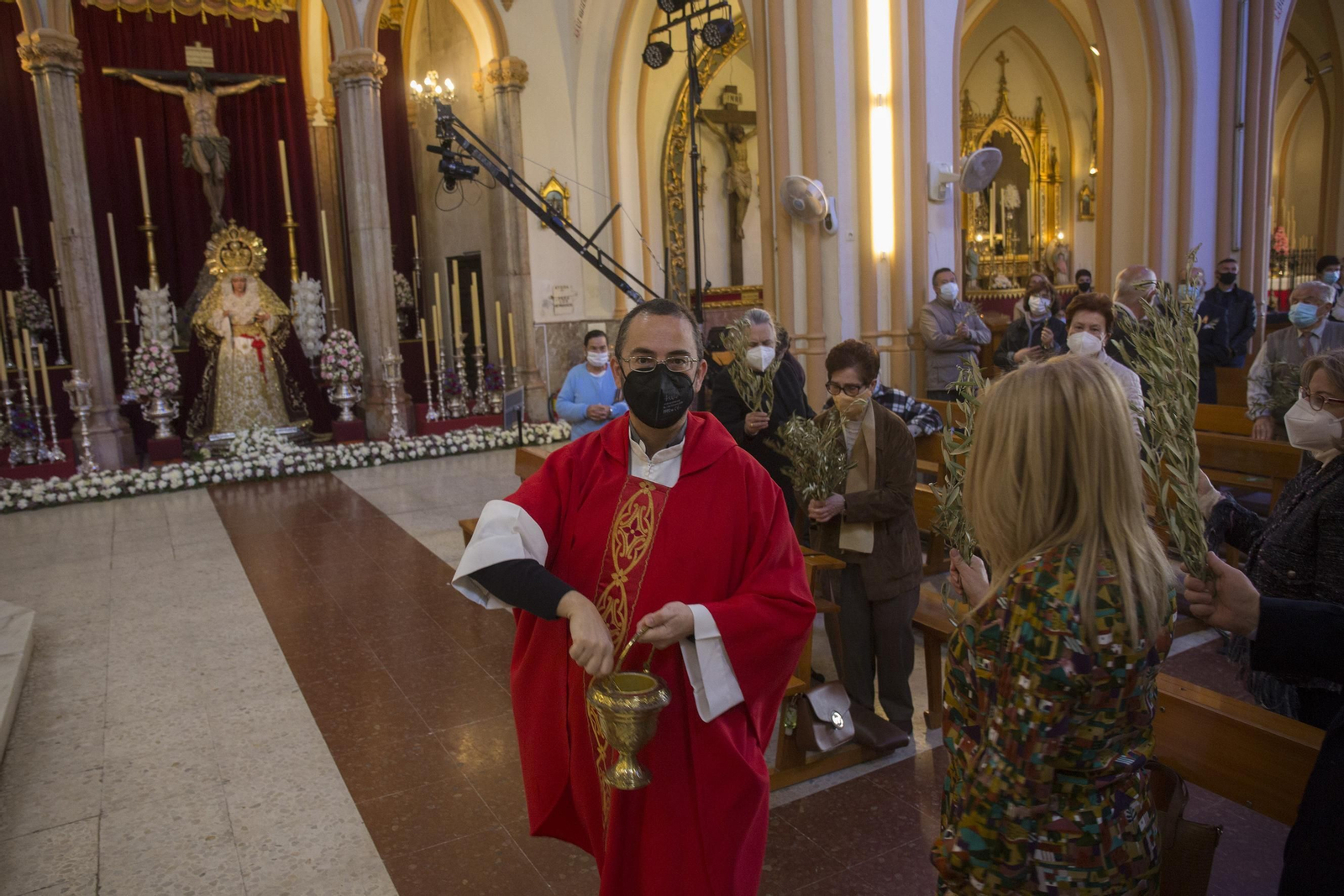 Las fotos del Domingo de Ramos, con largas colas en los templos