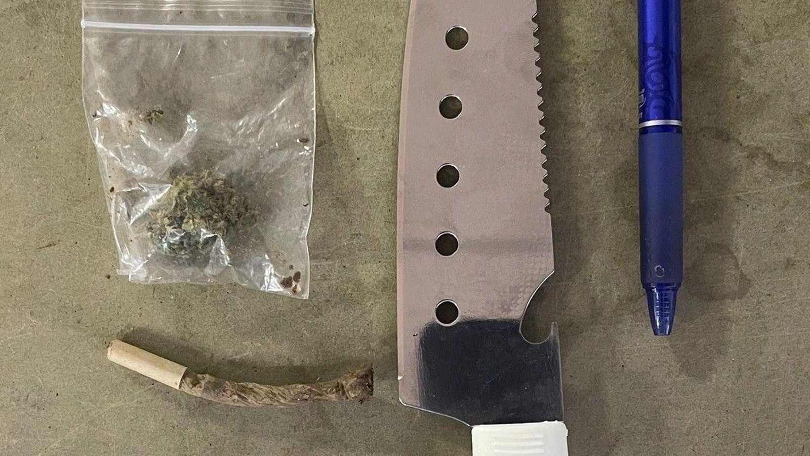 Un cuchillo de unos 30 centímetros, bolsitas de cocaína y de marihuana, efectos intervenidos a un varón en una intervención de la Policía Local de Mijas en La Cala. Un cuchillo de unos 30 centímetros, bolsitas de cocaína y de marihuana, efectos intervenidos a un varón en una intervención de la Policía Local de Mijas en La Cala.
