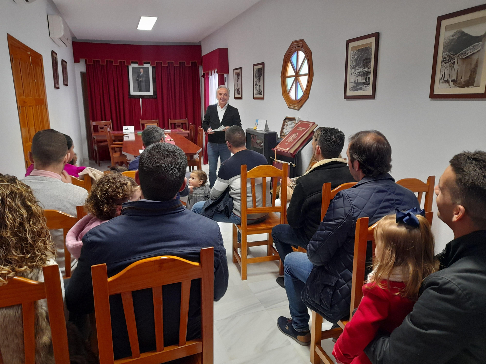 Una imagen del acto de entrega del cheque-bebé a diez familias de Villaluenga.