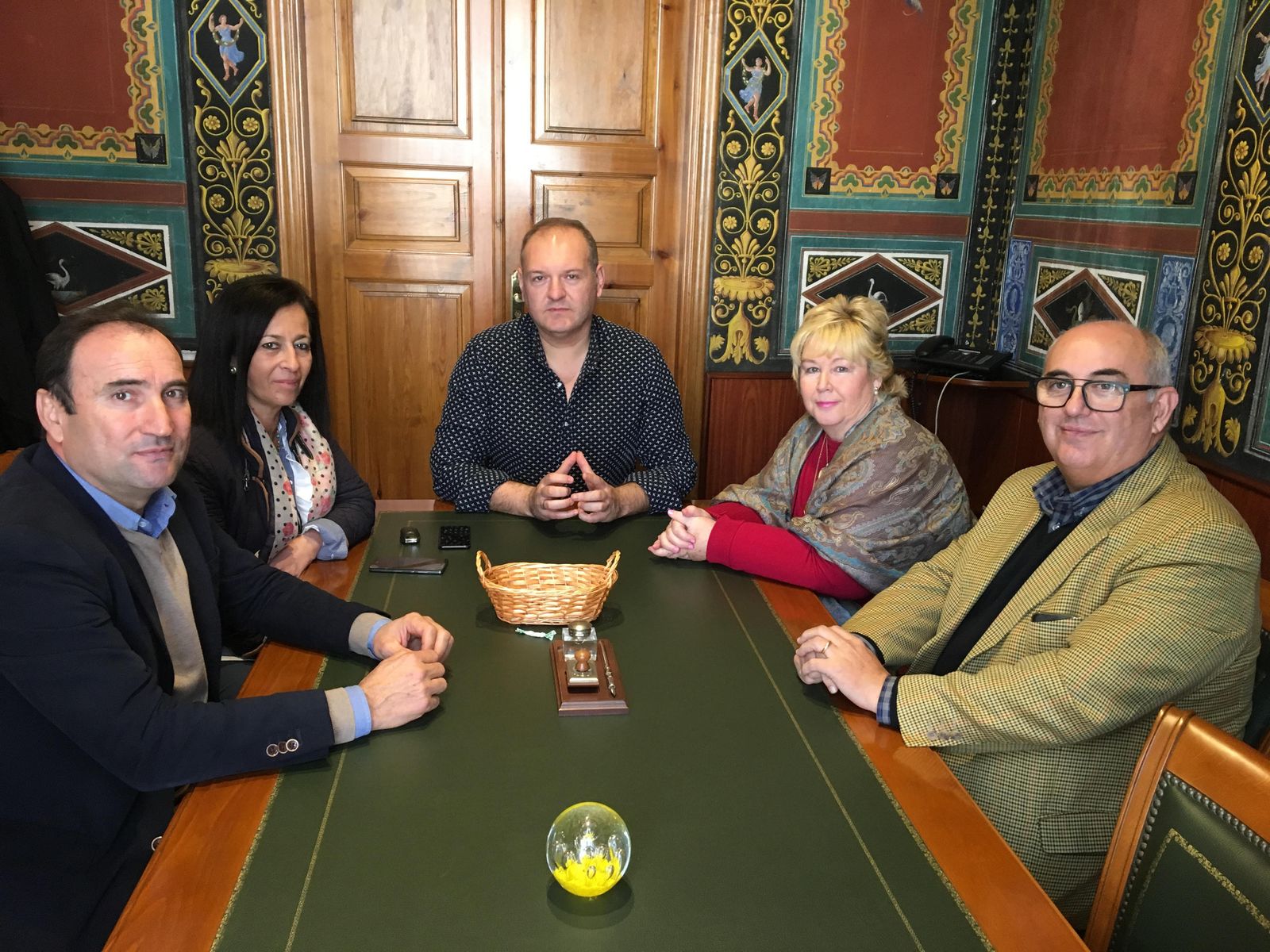 El alcalde Antonio Fernández Liria, recibe a la bisnieta del poeta Álvarez de Sotomayor, Julia Llera.