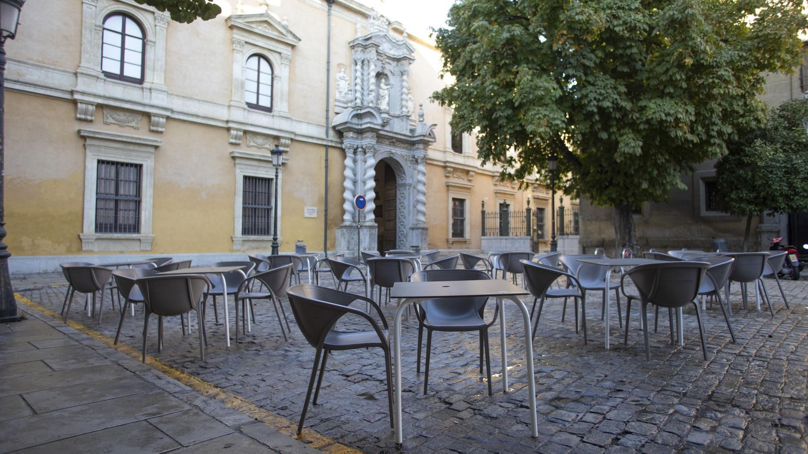 Mesas junto a la Facultad de Derecho.