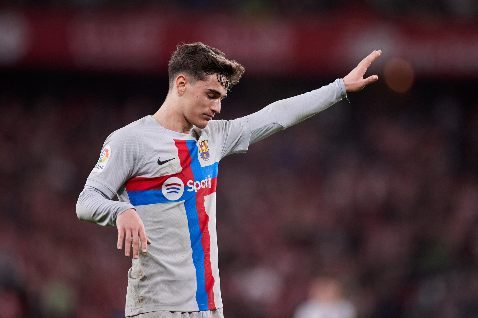 Gavi, en un partido con el Barcelona.