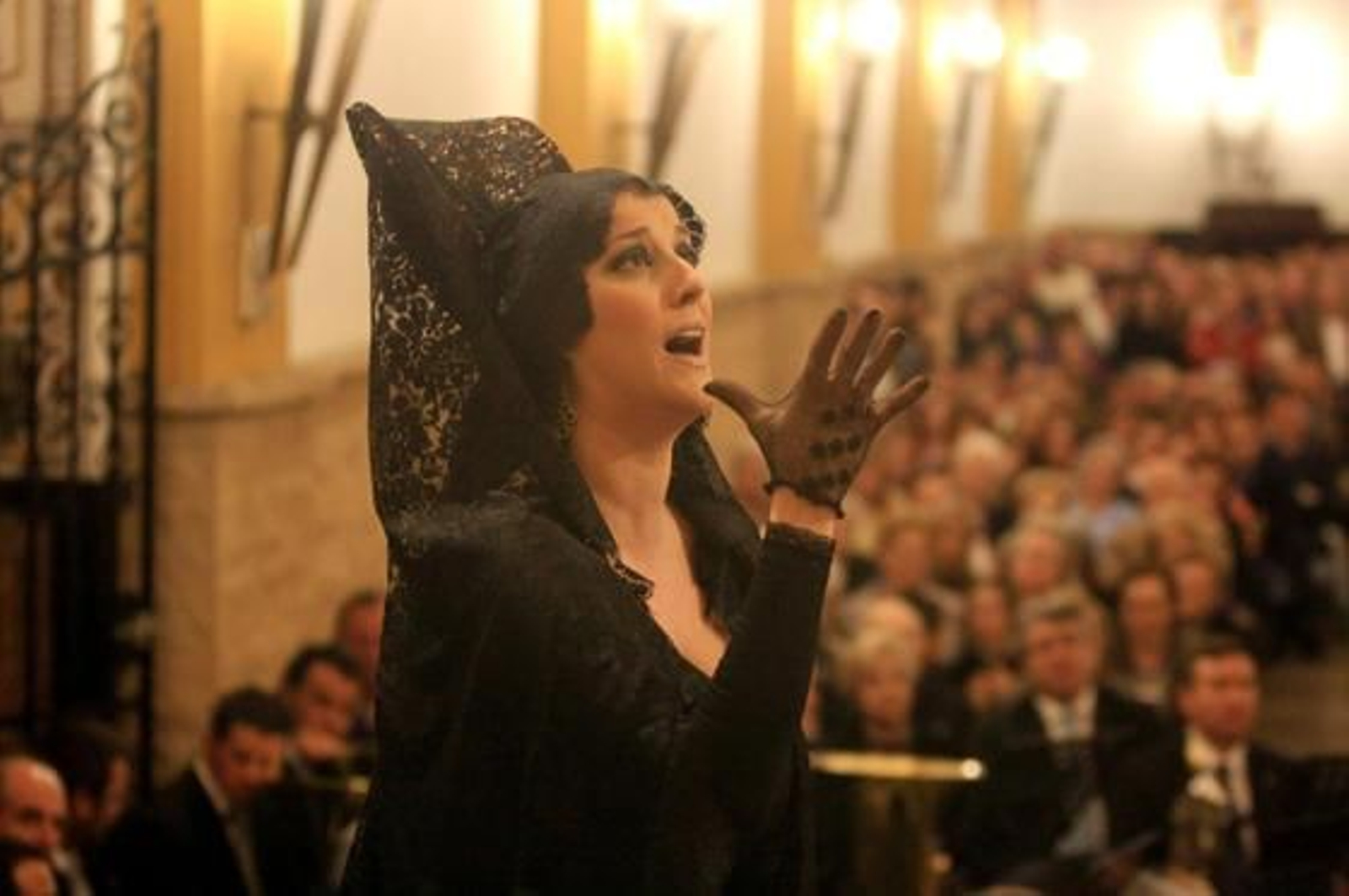 Arcángel, Argentina y Pepe 'El Marismeño' cantan la disertación del jefe de Cultura de 'Huelva Información', Eduardo Sugrañes. / Alberto Domínguez