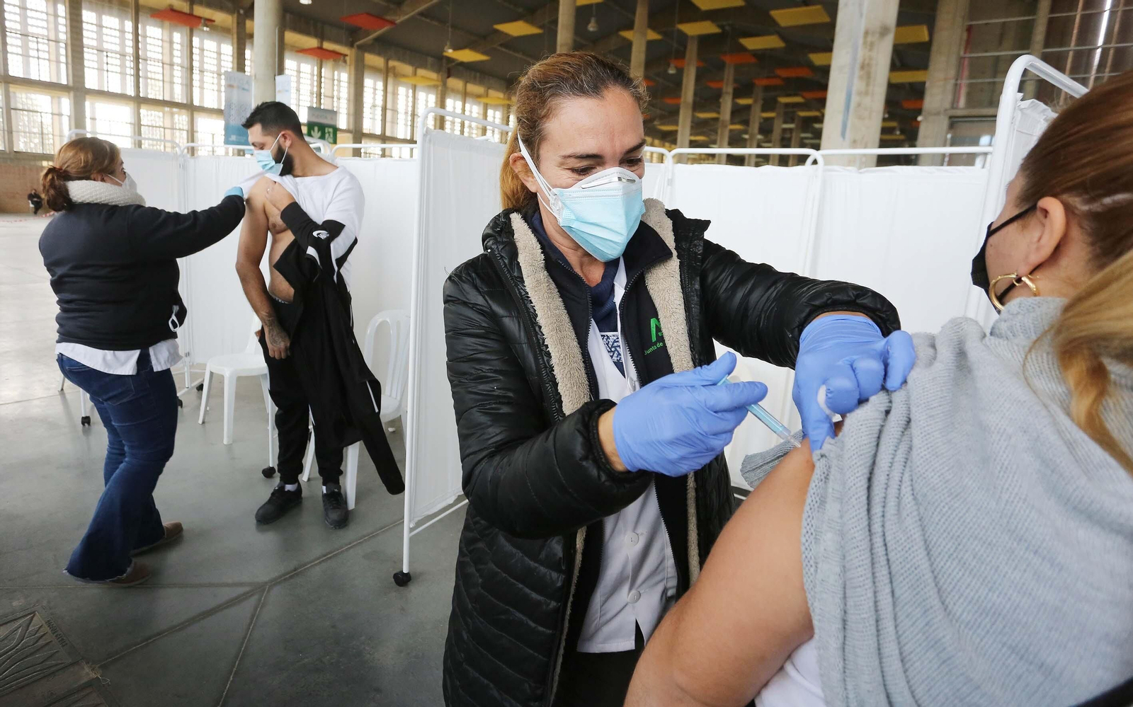 Un par de personas se vacunan contra la Covid-19