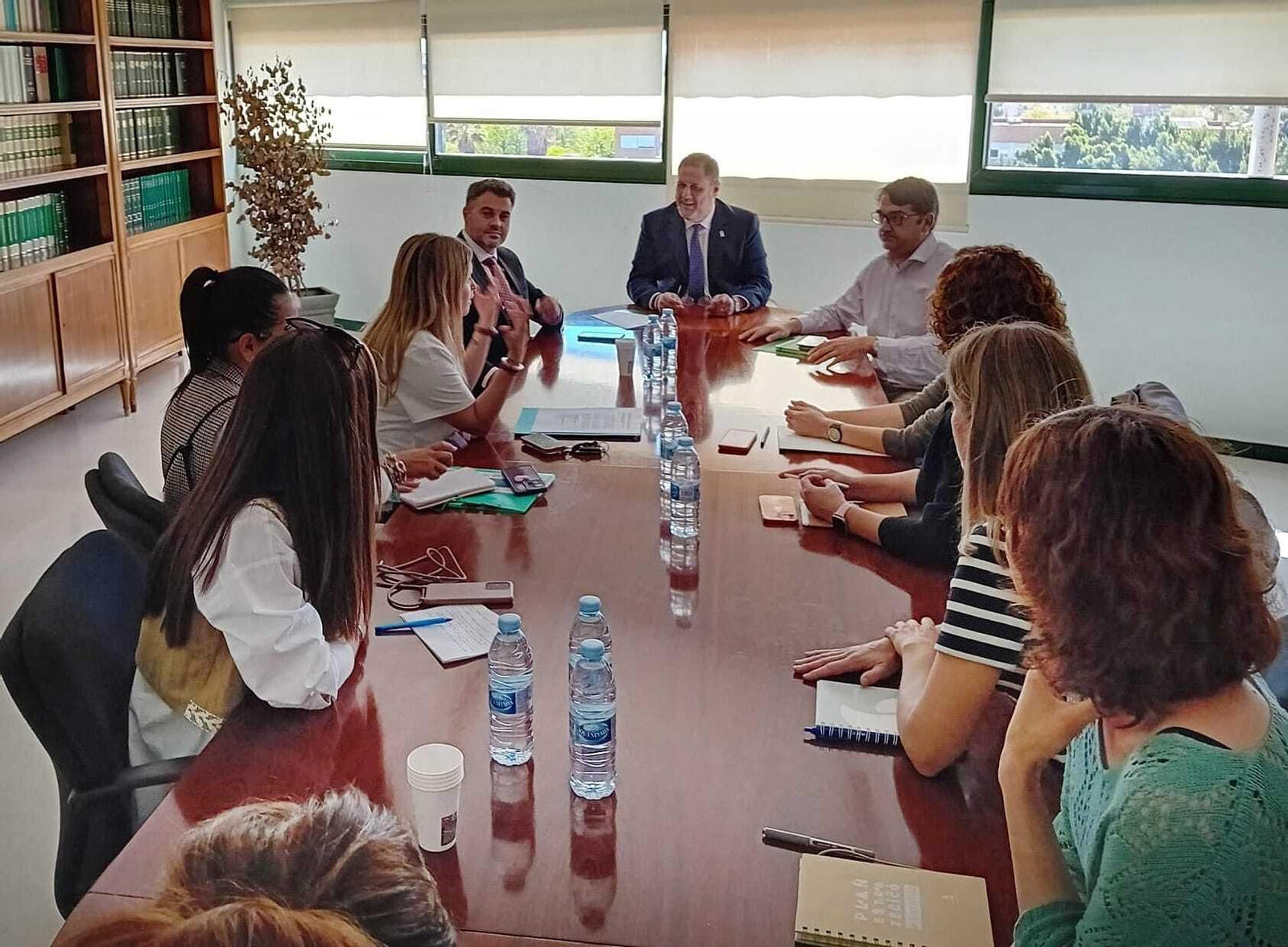 Reunión de la AMPA La Vega del CEIP Nueva Almería en la Delegación de Desarrollo Educativo y FP por la decisión de abrir una unidad nueva en el centro.