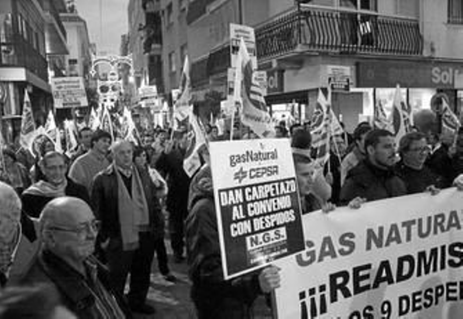 Los manifestantes ayer, en las puertas del Ayuntamiento de Algeciras.