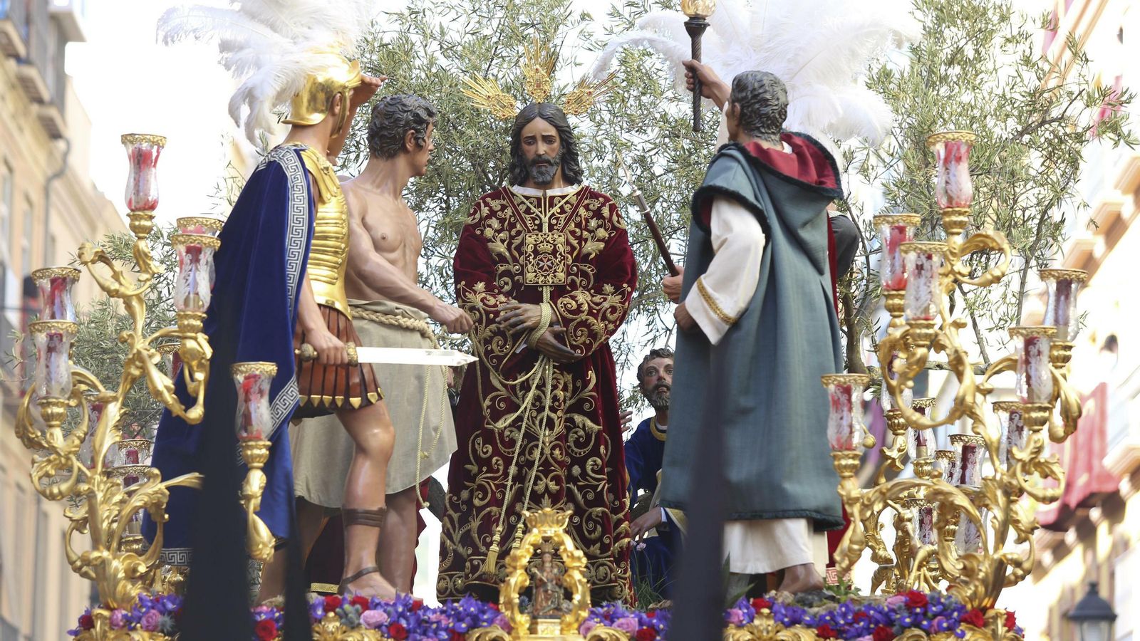 Nuestro Padre Jesús del Rescate en el barrio de la Victoria Nuestro Padre Jesús del Rescate en el barrio de la Victoria