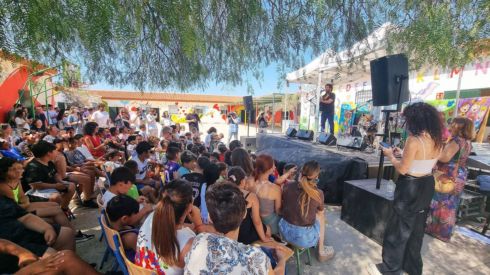 El concierto de El Kanka ante los niños del colegio María de la O de Los Asperones.