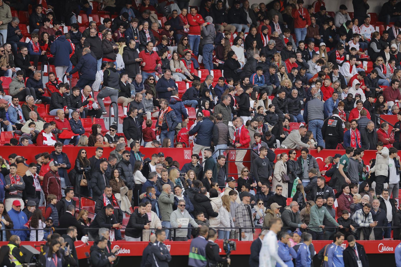 Búscate en las fotos del Sevilla -Betis