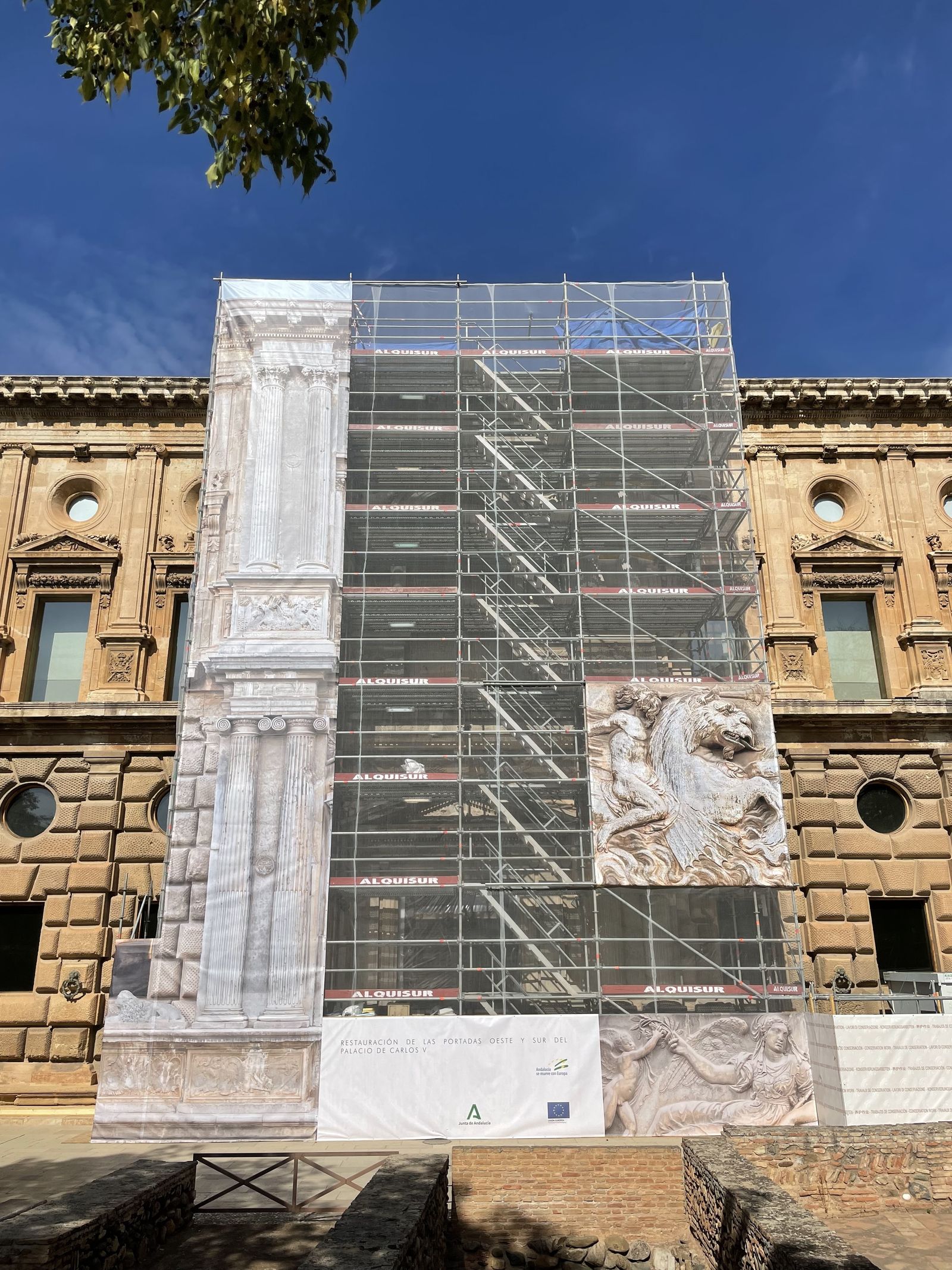 Una de las portadas del Palacio de Carlos V sobre las que se está interviniendo