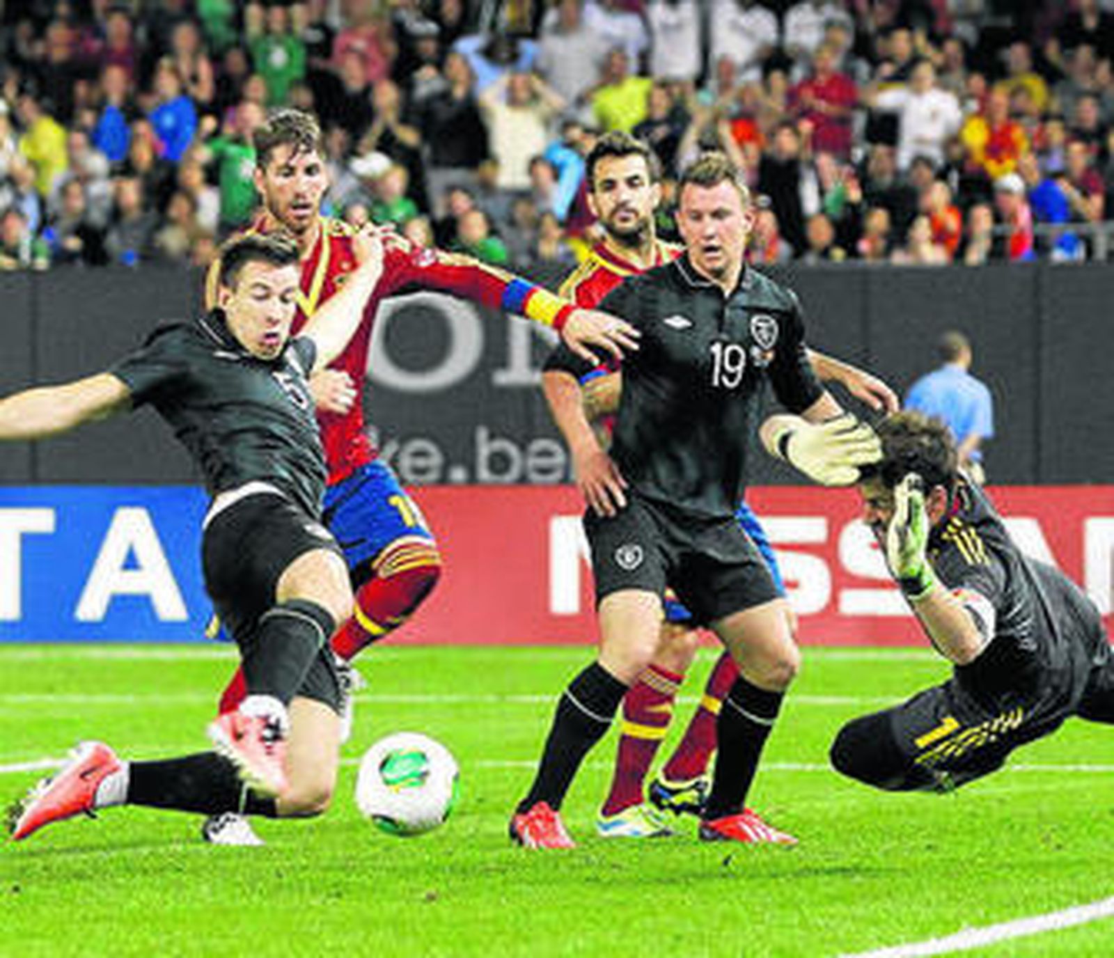 Casillas se estira en el gol anulado a St. Ledger.