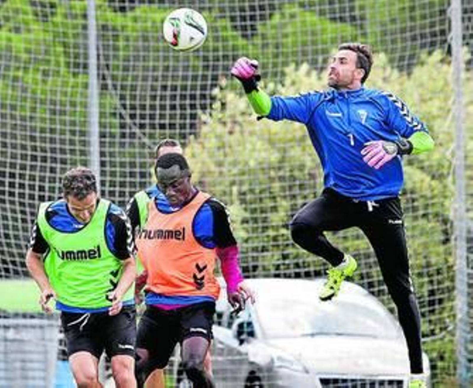 Cifuentes se eleva por encima de Servando (i) y Nana para despejar de puños.