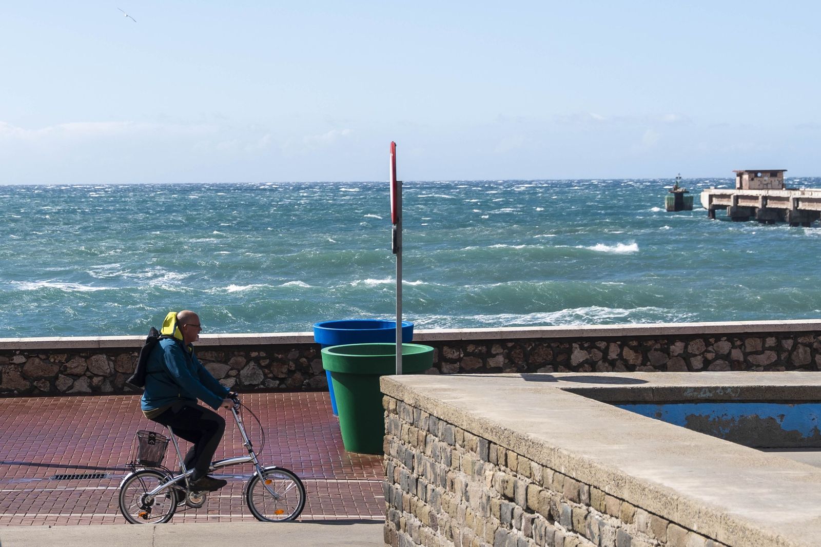 Las imágenes del viento que sacude Almería con rachas de hasta 93 km/h