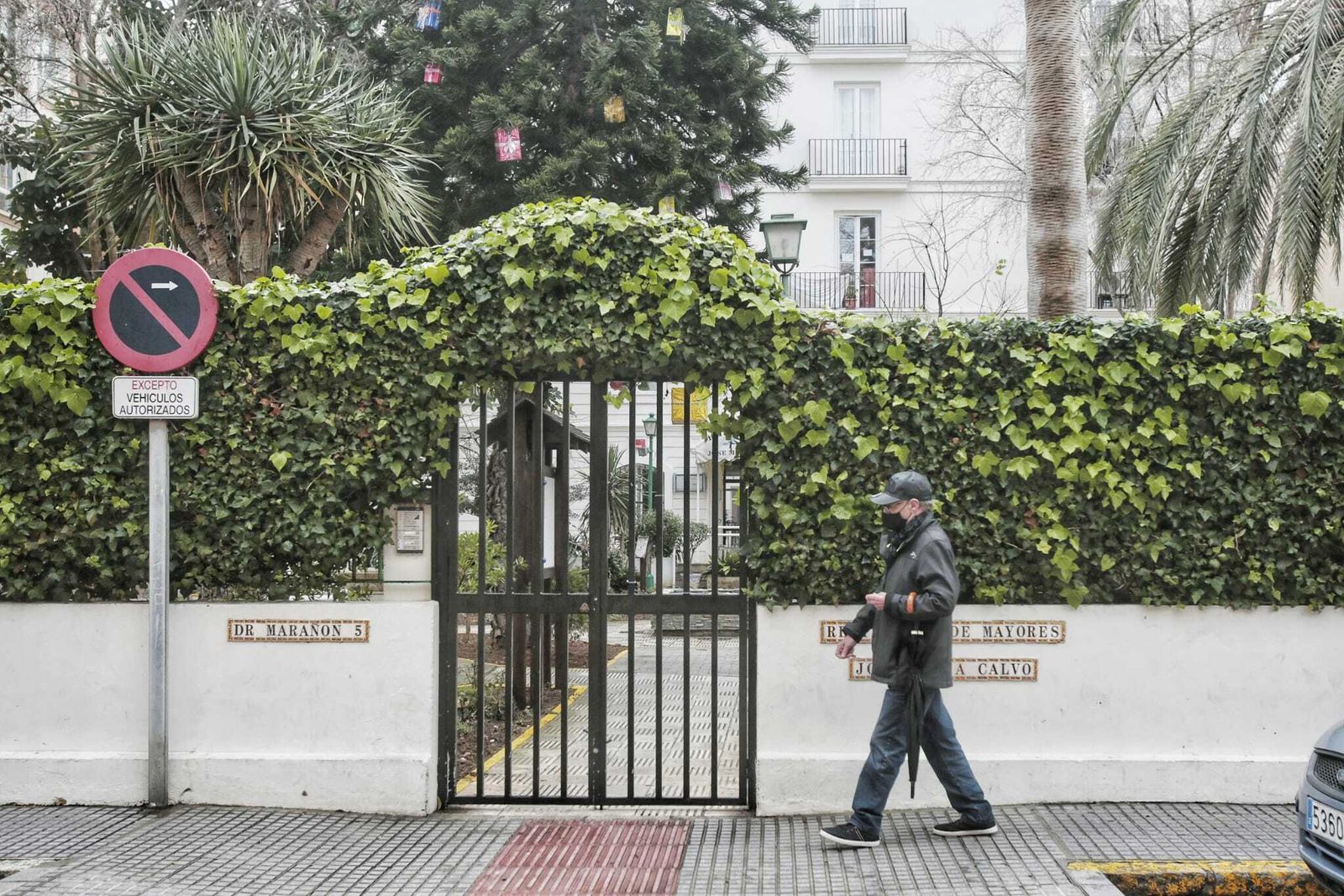 Puerta de acceso a la residencia de mayores Matía Calvo de Cádiz